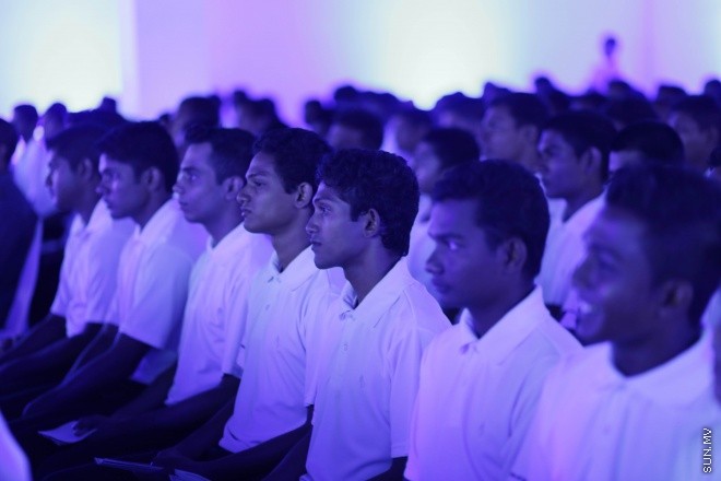 އޭޕްރީލް 12، 2015: ފޯ ސީޒަންސް ރިސޯޓްސްއިން ޓޫރިޒަމް ދާއިރާއިން 56 ދިވެހި ޒުވާނުންނަށް ސެޓްފިކްޓް ހަވާލުކުރުމަށް ބޭއްވި ރަސްމިއްޔާތުގެ ތެރެއިން -- ސަން ފޮޓޯ: ފަޔާޒު މޫސާ