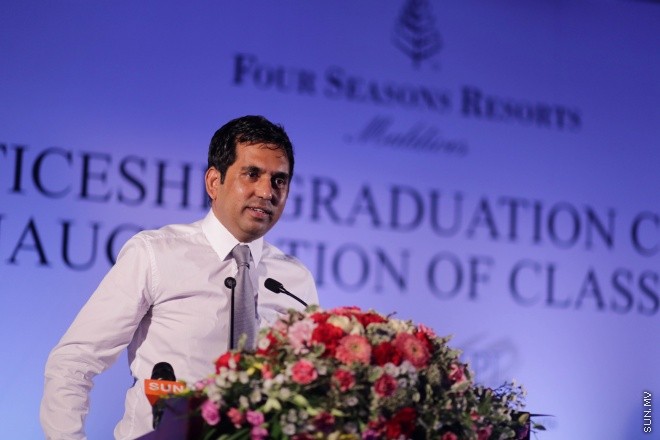އޭޕްރީލް 12، 2015: ފޯ ސީޒަންސް ރިސޯޓްސްއިން ޓޫރިޒަމް ދާއިރާއިން 56 ދިވެހި ޒުވާނުންނަށް ސެޓްފިކްޓް ހަވާލުކުރުމަށް ބޭއްވި ރަސްމިއްޔާތުގެ ތެރެއިން -- ސަން ފޮޓޯ: ފަޔާޒު މޫސާ