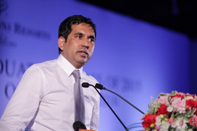 އޭޕްރީލް 12، 2015: ފޯ ސީޒަންސް ރިސޯޓްސްއިން ޓޫރިޒަމް ދާއިރާއިން 56 ދިވެހި ޒުވާނުންނަށް ސެޓްފިކްޓް ހަވާލުކުރުމަށް ބޭއްވި ރަސްމިއްޔާތުގެ ތެރެއިން -- ސަން ފޮޓޯ: ފަޔާޒު މޫސާ