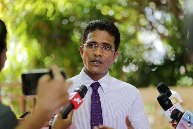 އޭޕްރީލް 12، 2015: ގާނޫނުލް އުޤޫބާތަށް އަމަލު ކުރަން ފަސް ކުރުމަށް ރައްޔިތުންގެ މަޖިލީހުން ފާސް ކުރުމާ ގުޅިގެން ޕީޕީއެމް އާއި އެމްޑީޕީ އިން ނޫސްވެރިންނަށް މައުލޫމާތު ދެނީ -- ސަންފޮޓޯ/ ފަޔާޒު މޫސާ 