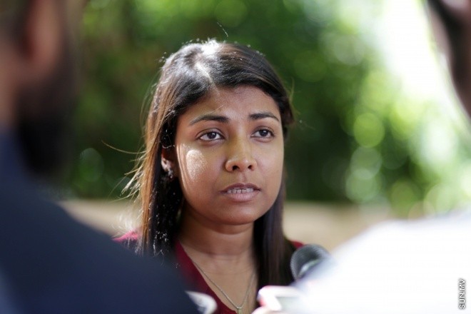 އޭޕްރީލް 12، 2015: ގާނޫނުލް އުޤޫބާތަށް އަމަލު ކުރަން ފަސް ކުރުމަށް ރައްޔިތުންގެ މަޖިލީހުން ފާސް ކުރުމާ ގުޅިގެން ޕީޕީއެމް އާއި އެމްޑީޕީ އިން ނޫސްވެރިންނަށް މައުލޫމާތު ދެނީ -- ސަންފޮޓޯ/ ފަޔާޒު މޫސާ 