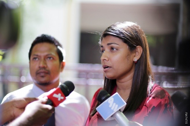އޭޕްރީލް 12، 2015: ގާނޫނުލް އުޤޫބާތަށް އަމަލު ކުރަން ފަސް ކުރުމަށް ރައްޔިތުންގެ މަޖިލީހުން ފާސް ކުރުމާ ގުޅިގެން ޕީޕީއެމް އާއި އެމްޑީޕީ އިން ނޫސްވެރިންނަށް މައުލޫމާތު ދެނީ -- ސަންފޮޓޯ/ ފަޔާޒު މޫސާ 