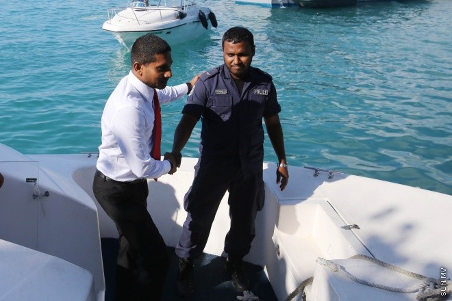 އޭޕްރީލް 12، 2015: ހައިކޯޓުގެ އަމުރަށް ރައްޔިތުންގެ މަޖިލީހުގެ ގަލޮޅު ދެކުނު ދާއިރާގެ މެމްބަރު އަހްމަދު މަހުލޫފް ފުލުހުންގެ ބަންދުން ދޫކޮށްލުން ---- ސަން ފޮޓޯ/ ފަޔާޒު މޫސާ