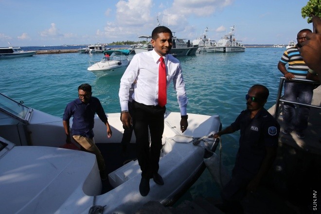 އޭޕްރީލް 12، 2015: ހައިކޯޓުގެ އަމުރަށް ރައްޔިތުންގެ މަޖިލީހުގެ ގަލޮޅު ދެކުނު ދާއިރާގެ މެމްބަރު އަހްމަދު މަހުލޫފް ފުލުހުންގެ ބަންދުން ދޫކޮށްލުން ---- ސަން ފޮޓޯ/ ފަޔާޒު މޫސާ