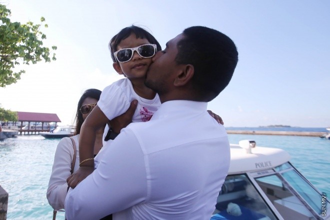 އޭޕްރީލް 12، 2015: ހައިކޯޓުގެ އަމުރަށް ރައްޔިތުންގެ މަޖިލީހުގެ ގަލޮޅު ދެކުނު ދާއިރާގެ މެމްބަރު އަހްމަދު މަހުލޫފް ފުލުހުންގެ ބަންދުން ދޫކޮށްލުން ---- ސަން ފޮޓޯ/ ފަޔާޒު މޫސާ