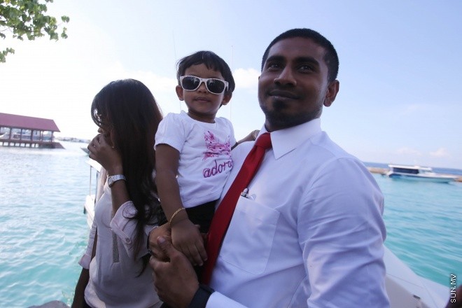 އޭޕްރީލް 12، 2015: ހައިކޯޓުގެ އަމުރަށް ރައްޔިތުންގެ މަޖިލީހުގެ ގަލޮޅު ދެކުނު ދާއިރާގެ މެމްބަރު އަހްމަދު މަހުލޫފް ފުލުހުންގެ ބަންދުން ދޫކޮށްލުން ---- ސަން ފޮޓޯ/ ފަޔާޒު މޫސާ