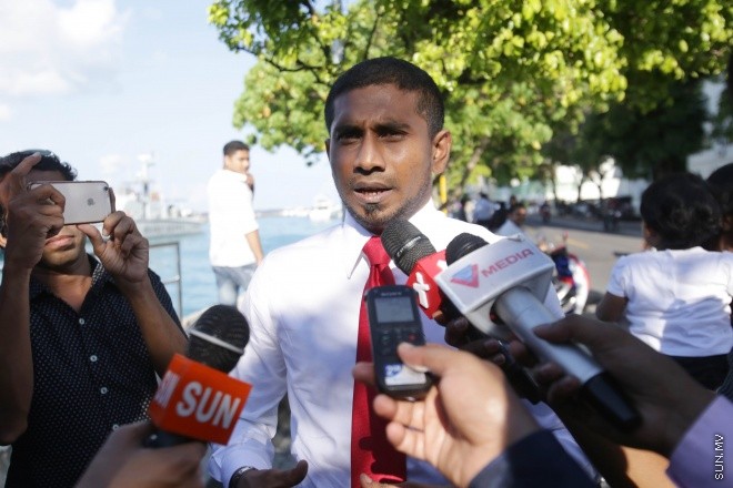 އޭޕްރީލް 12، 2015: ހައިކޯޓުގެ އަމުރަށް ރައްޔިތުންގެ މަޖިލީހުގެ ގަލޮޅު ދެކުނު ދާއިރާގެ މެމްބަރު އަހްމަދު މަހުލޫފް ފުލުހުންގެ ބަންދުން ދޫކޮށްލުން ---- ސަން ފޮޓޯ/ ފަޔާޒު މޫސާ