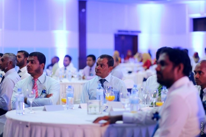 އޭޕްރީލް 13، 2015: އިސްލާމިކް ފައިނޭންޝަލް ސްކީމް އާއި އެކު އިތުރު ދެ ޚިދުމަތެއް މޯލްޑިވްސް ޓްރާންސްޕޯޓް އެންޑް ކޮންޓްރެކްޓިން ކޮމްޕެނީ އިން ތައާރަފުކުރުމަށް ދަރުބާރުގޭގައި ބޭއްވި ރަސްމިއްޔާތުގެ ތެރެއިން &ndash; ސަން ފޮޓޯ/ފަޔާޒު މޫސާ