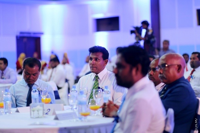 އޭޕްރީލް 13، 2015: އިސްލާމިކް ފައިނޭންޝަލް ސްކީމް އާއި އެކު އިތުރު ދެ ޚިދުމަތެއް މޯލްޑިވްސް ޓްރާންސްޕޯޓް އެންޑް ކޮންޓްރެކްޓިން ކޮމްޕެނީ އިން ތައާރަފުކުރުމަށް ދަރުބާރުގޭގައި ބޭއްވި ރަސްމިއްޔާތުގެ ތެރެއިން &ndash; ސަން ފޮޓޯ/ފަޔާޒު މޫސާ