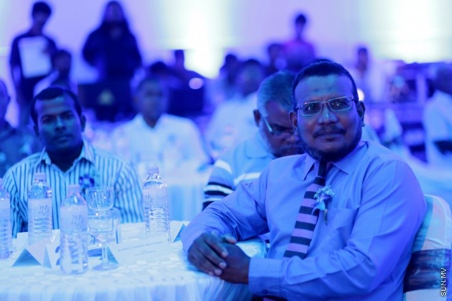 އޭޕްރީލް 13، 2015: އިސްލާމިކް ފައިނޭންޝަލް ސްކީމް އާއި އެކު އިތުރު ދެ ޚިދުމަތެއް މޯލްޑިވްސް ޓްރާންސްޕޯޓް އެންޑް ކޮންޓްރެކްޓިން ކޮމްޕެނީ އިން ތައާރަފުކުރުމަށް ދަރުބާރުގޭގައި ބޭއްވި ރަސްމިއްޔާތުގެ ތެރެއިން &ndash; ސަން ފޮޓޯ/ފަޔާޒު މޫސާ