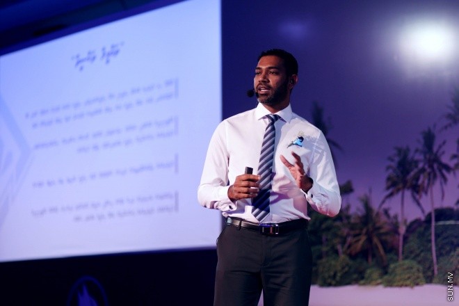 އޭޕްރީލް 13، 2015: އިސްލާމިކް ފައިނޭންޝަލް ސްކީމް އާއި އެކު އިތުރު ދެ ޚިދުމަތެއް މޯލްޑިވްސް ޓްރާންސްޕޯޓް އެންޑް ކޮންޓްރެކްޓިން ކޮމްޕެނީ އިން ތައާރަފުކުރުމަށް ދަރުބާރުގޭގައި ބޭއްވި ރަސްމިއްޔާތުގެ ތެރެއިން &ndash; ސަން ފޮޓޯ/ފަޔާޒު މޫސާ