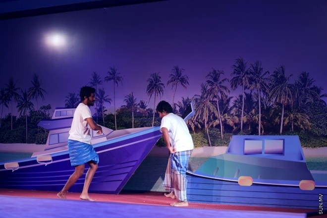 އޭޕްރީލް 13، 2015: އިސްލާމިކް ފައިނޭންޝަލް ސްކީމް އާއި އެކު އިތުރު ދެ ޚިދުމަތެއް މޯލްޑިވްސް ޓްރާންސްޕޯޓް އެންޑް ކޮންޓްރެކްޓިން ކޮމްޕެނީ އިން ތައާރަފުކުރުމަށް ދަރުބާރުގޭގައި ބޭއްވި ރަސްމިއްޔާތުގެ ތެރެއިން &ndash; ސަން ފޮޓޯ/ފަޔާޒު މޫސާ