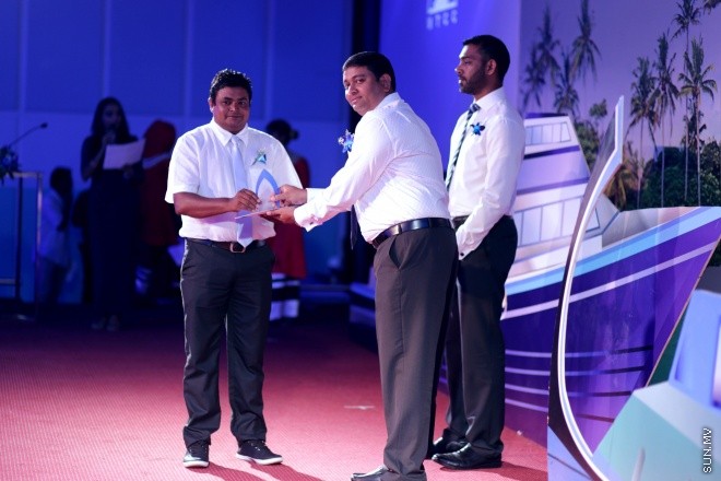 އޭޕްރީލް 13، 2015: އިސްލާމިކް ފައިނޭންޝަލް ސްކީމް އާއި އެކު އިތުރު ދެ ޚިދުމަތެއް މޯލްޑިވްސް ޓްރާންސްޕޯޓް އެންޑް ކޮންޓްރެކްޓިން ކޮމްޕެނީ އިން ތައާރަފުކުރުމަށް ދަރުބާރުގޭގައި ބޭއްވި ރަސްމިއްޔާތުގެ ތެރެއިން &ndash; ސަން ފޮޓޯ/ފަޔާޒު މޫސާ
