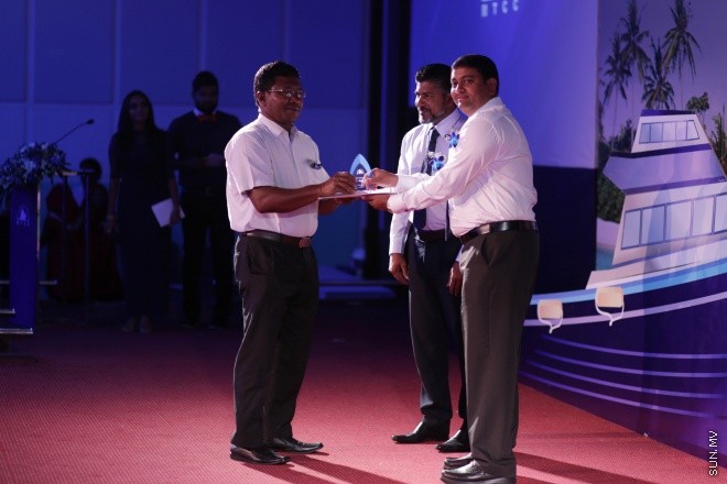 އޭޕްރީލް 13، 2015: އިސްލާމިކް ފައިނޭންޝަލް ސްކީމް އާއި އެކު އިތުރު ދެ ޚިދުމަތެއް މޯލްޑިވްސް ޓްރާންސްޕޯޓް އެންޑް ކޮންޓްރެކްޓިން ކޮމްޕެނީ އިން ތައާރަފުކުރުމަށް ދަރުބާރުގޭގައި ބޭއްވި ރަސްމިއްޔާތުގެ ތެރެއިން &ndash; ސަން ފޮޓޯ/ފަޔާޒު މޫސާ