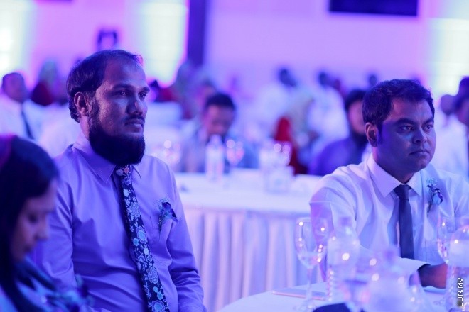 އޭޕްރީލް 13، 2015: އިސްލާމިކް ފައިނޭންޝަލް ސްކީމް އާއި އެކު އިތުރު ދެ ޚިދުމަތެއް މޯލްޑިވްސް ޓްރާންސްޕޯޓް އެންޑް ކޮންޓްރެކްޓިން ކޮމްޕެނީ އިން ތައާރަފުކުރުމަށް ދަރުބާރުގޭގައި ބޭއްވި ރަސްމިއްޔާތުގެ ތެރެއިން &ndash; ސަން ފޮޓޯ/ފަޔާޒު މޫސާ
