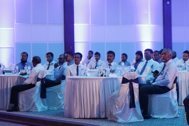 އޭޕްރީލް 13، 2015: އިސްލާމިކް ފައިނޭންޝަލް ސްކީމް އާއި އެކު އިތުރު ދެ ޚިދުމަތެއް މޯލްޑިވްސް ޓްރާންސްޕޯޓް އެންޑް ކޮންޓްރެކްޓިން ކޮމްޕެނީ އިން ތައާރަފުކުރުމަށް ދަރުބާރުގޭގައި ބޭއްވި ރަސްމިއްޔާތުގެ ތެރެއިން &ndash; ސަން ފޮޓޯ/ފަޔާޒު މޫސާ