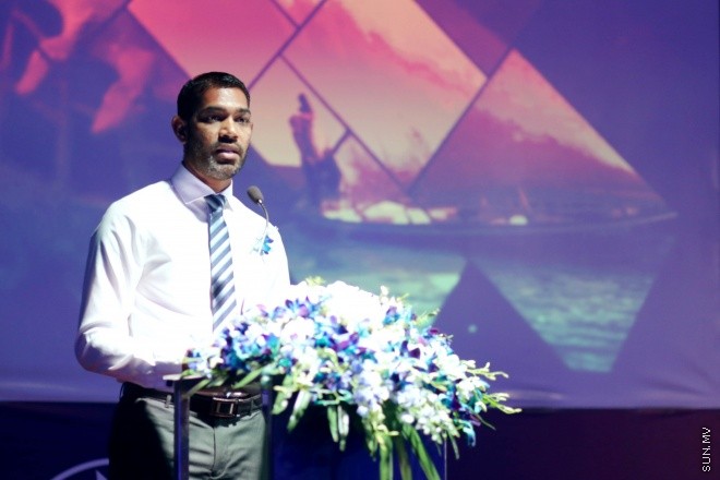 އޭޕްރީލް 13، 2015: އިސްލާމިކް ފައިނޭންޝަލް ސްކީމް އާއި އެކު އިތުރު ދެ ޚިދުމަތެއް މޯލްޑިވްސް ޓްރާންސްޕޯޓް އެންޑް ކޮންޓްރެކްޓިން ކޮމްޕެނީ އިން ތައާރަފުކުރުމަށް ދަރުބާރުގޭގައި ބޭއްވި ރަސްމިއްޔާތުގެ ތެރެއިން &ndash; ސަން ފޮޓޯ/ފަޔާޒު މޫސާ
