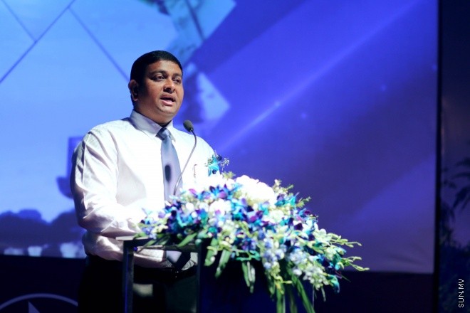 އޭޕްރީލް 13، 2015: އިސްލާމިކް ފައިނޭންޝަލް ސްކީމް އާއި އެކު އިތުރު ދެ ޚިދުމަތެއް މޯލްޑިވްސް ޓްރާންސްޕޯޓް އެންޑް ކޮންޓްރެކްޓިން ކޮމްޕެނީ އިން ތައާރަފުކުރުމަށް ދަރުބާރުގޭގައި ބޭއްވި ރަސްމިއްޔާތުގެ ތެރެއިން &ndash; ސަން ފޮޓޯ/ފަޔާޒު މޫސާ