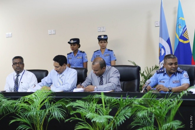 އޭޕްރިލް 14، 2015: ފުލުހުން ގެންގުޅޭ ކުއްތާތައް، ފުލުހުން ގެންގުޅޭ ކުއްތާތައް، "ފާރަ ގެމަ"، ބޭނުންކޮށްގެން ތަހުގީގުތައް ކުރުމުގައި އެއްބާރުލުން ދިނުމާ ބެހޭ އެއްބަސްވުމެއްގައި، ކަސްޓަމްސް، އިމިގްރޭޝަން، އެމްޕީއެލް އަދި އެމްއޭސީއެލް އާ އެކު ސޮއި ކުރުމަށް މިއަދު ބޭއްވި ރަސްމިއްޔާތުގެ ތެރެއިން &ndash; ސަންފޮޓޯ/ ފަޔާޒު މޫސާ