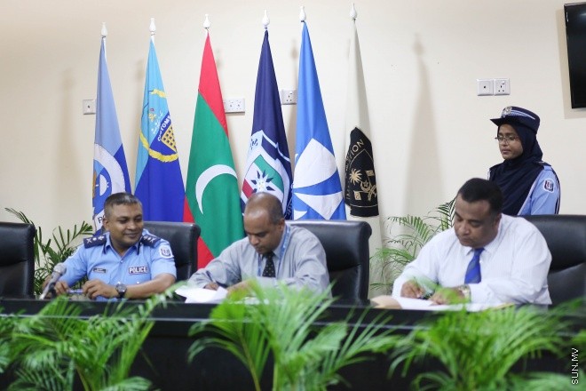 އޭޕްރިލް 14، 2015: ފުލުހުން ގެންގުޅޭ ކުއްތާތައް، ފުލުހުން ގެންގުޅޭ ކުއްތާތައް، "ފާރަ ގެމަ"، ބޭނުންކޮށްގެން ތަހުގީގުތައް ކުރުމުގައި އެއްބާރުލުން ދިނުމާ ބެހޭ އެއްބަސްވުމެއްގައި، ކަސްޓަމްސް، އިމިގްރޭޝަން، އެމްޕީއެލް އަދި އެމްއޭސީއެލް އާ އެކު ސޮއި ކުރުމަށް މިއަދު ބޭއްވި ރަސްމިއްޔާތުގެ ތެރެއިން &ndash; ސަންފޮޓޯ/ ފަޔާޒު މޫސާ