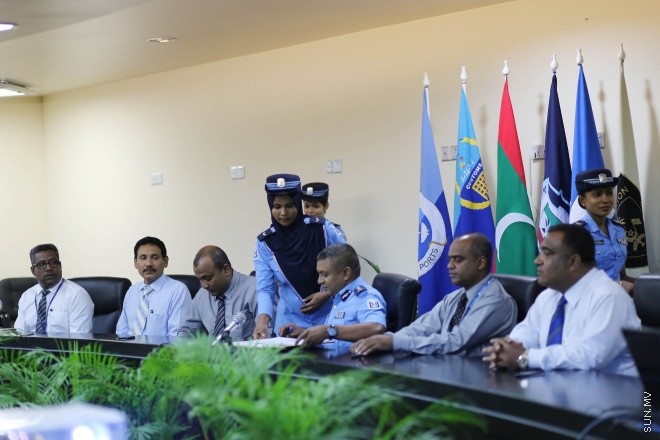 އޭޕްރިލް 14، 2015: ފުލުހުން ގެންގުޅޭ ކުއްތާތައް، ފުލުހުން ގެންގުޅޭ ކުއްތާތައް، "ފާރަ ގެމަ"، ބޭނުންކޮށްގެން ތަހުގީގުތައް ކުރުމުގައި އެއްބާރުލުން ދިނުމާ ބެހޭ އެއްބަސްވުމެއްގައި، ކަސްޓަމްސް، އިމިގްރޭޝަން، އެމްޕީއެލް އަދި އެމްއޭސީއެލް އާ އެކު ސޮއި ކުރުމަށް މިއަދު ބޭއްވި ރަސްމިއްޔާތުގެ ތެރެއިން &ndash; ސަންފޮޓޯ/ ފަޔާޒު މޫސާ