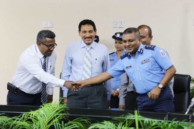 އޭޕްރިލް 14، 2015: ފުލުހުން ގެންގުޅޭ ކުއްތާތައް، ފުލުހުން ގެންގުޅޭ ކުއްތާތައް، "ފާރަ ގެމަ"، ބޭނުންކޮށްގެން ތަހުގީގުތައް ކުރުމުގައި އެއްބާރުލުން ދިނުމާ ބެހޭ އެއްބަސްވުމެއްގައި، ކަސްޓަމްސް، އިމިގްރޭޝަން، އެމްޕީއެލް އަދި އެމްއޭސީއެލް އާ އެކު ސޮއި ކުރުމަށް މިއަދު ބޭއްވި ރަސްމިއްޔާތުގެ ތެރެއިން &ndash; ސަންފޮޓޯ/ ފަޔާޒު މޫސާ