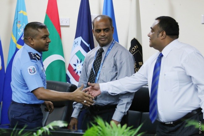 އޭޕްރިލް 14، 2015: ފުލުހުން ގެންގުޅޭ ކުއްތާތައް، ފުލުހުން ގެންގުޅޭ ކުއްތާތައް، "ފާރަ ގެމަ"، ބޭނުންކޮށްގެން ތަހުގީގުތައް ކުރުމުގައި އެއްބާރުލުން ދިނުމާ ބެހޭ އެއްބަސްވުމެއްގައި، ކަސްޓަމްސް، އިމިގްރޭޝަން، އެމްޕީއެލް އަދި އެމްއޭސީއެލް އާ އެކު ސޮއި ކުރުމަށް މިއަދު ބޭއްވި ރަސްމިއްޔާތުގެ ތެރެއިން &ndash; ސަންފޮޓޯ/ ފަޔާޒު މޫސާ