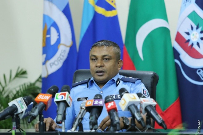 އޭޕްރިލް 14، 2015: ފުލުހުން ގެންގުޅޭ ކުއްތާތައް، ފުލުހުން ގެންގުޅޭ ކުއްތާތައް، "ފާރަ ގެމަ"، ބޭނުންކޮށްގެން ތަހުގީގުތައް ކުރުމުގައި އެއްބާރުލުން ދިނުމާ ބެހޭ އެއްބަސްވުމެއްގައި، ކަސްޓަމްސް، އިމިގްރޭޝަން، އެމްޕީއެލް އަދި އެމްއޭސީއެލް އާ އެކު ސޮއި ކުރުމަށް މިއަދު ބޭއްވި ރަސްމިއްޔާތުގެ ތެރެއިން &ndash; ސަންފޮޓޯ/ ފަޔާޒު މޫސާ