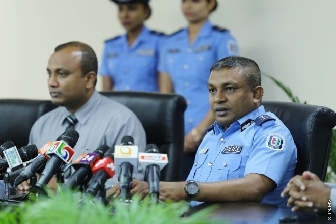 އޭޕްރިލް 14، 2015: ފުލުހުން ގެންގުޅޭ ކުއްތާތައް، ފުލުހުން ގެންގުޅޭ ކުއްތާތައް، "ފާރަ ގެމަ"، ބޭނުންކޮށްގެން ތަހުގީގުތައް ކުރުމުގައި އެއްބާރުލުން ދިނުމާ ބެހޭ އެއްބަސްވުމެއްގައި، ކަސްޓަމްސް، އިމިގްރޭޝަން، އެމްޕީއެލް އަދި އެމްއޭސީއެލް އާ އެކު ސޮއި ކުރުމަށް މިއަދު ބޭއްވި ރަސްމިއްޔާތުގެ ތެރެއިން &ndash; ސަންފޮޓޯ/ ފަޔާޒު މޫސާ