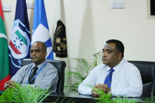 އޭޕްރިލް 14، 2015: ފުލުހުން ގެންގުޅޭ ކުއްތާތައް، ފުލުހުން ގެންގުޅޭ ކުއްތާތައް، "ފާރަ ގެމަ"، ބޭނުންކޮށްގެން ތަހުގީގުތައް ކުރުމުގައި އެއްބާރުލުން ދިނުމާ ބެހޭ އެއްބަސްވުމެއްގައި، ކަސްޓަމްސް، އިމިގްރޭޝަން، އެމްޕީއެލް އަދި އެމްއޭސީއެލް އާ އެކު ސޮއި ކުރުމަށް މިއަދު ބޭއްވި ރަސްމިއްޔާތުގެ ތެރެއިން &ndash; ސަންފޮޓޯ/ ފަޔާޒު މޫސާ
