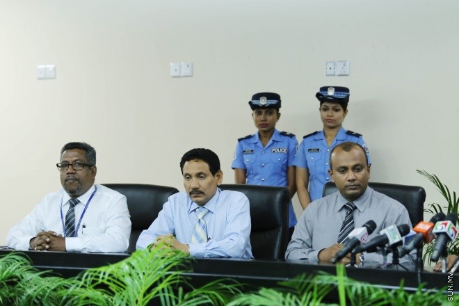 އޭޕްރިލް 14، 2015: ފުލުހުން ގެންގުޅޭ ކުއްތާތައް، ފުލުހުން ގެންގުޅޭ ކުއްތާތައް، "ފާރަ ގެމަ"، ބޭނުންކޮށްގެން ތަހުގީގުތައް ކުރުމުގައި އެއްބާރުލުން ދިނުމާ ބެހޭ އެއްބަސްވުމެއްގައި، ކަސްޓަމްސް، އިމިގްރޭޝަން، އެމްޕީއެލް އަދި އެމްއޭސީއެލް އާ އެކު ސޮއި ކުރުމަށް މިއަދު ބޭއްވި ރަސްމިއްޔާތުގެ ތެރެއިން &ndash; ސަންފޮޓޯ/ ފަޔާޒު މޫސާ