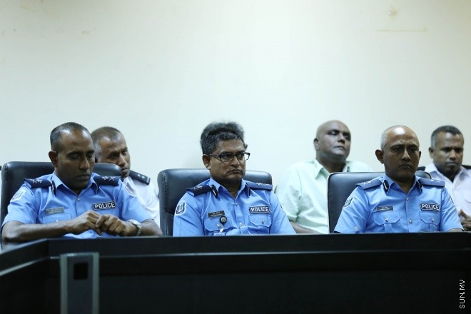 އޭޕްރިލް 14، 2015: ފުލުހުން ގެންގުޅޭ ކުއްތާތައް، ފުލުހުން ގެންގުޅޭ ކުއްތާތައް، "ފާރަ ގެމަ"، ބޭނުންކޮށްގެން ތަހުގީގުތައް ކުރުމުގައި އެއްބާރުލުން ދިނުމާ ބެހޭ އެއްބަސްވުމެއްގައި، ކަސްޓަމްސް، އިމިގްރޭޝަން، އެމްޕީއެލް އަދި އެމްއޭސީއެލް އާ އެކު ސޮއި ކުރުމަށް މިއަދު ބޭއްވި ރަސްމިއްޔާތުގެ ތެރެއިން &ndash; ސަންފޮޓޯ/ ފަޔާޒު މޫސާ