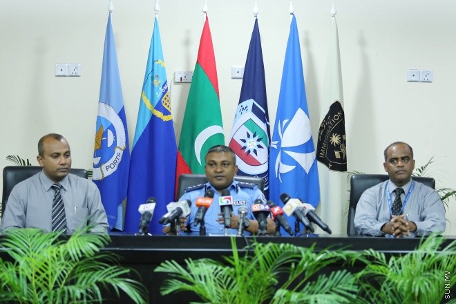 އޭޕްރިލް 14، 2015: ފުލުހުން ގެންގުޅޭ ކުއްތާތައް، ފުލުހުން ގެންގުޅޭ ކުއްތާތައް، "ފާރަ ގެމަ"، ބޭނުންކޮށްގެން ތަހުގީގުތައް ކުރުމުގައި އެއްބާރުލުން ދިނުމާ ބެހޭ އެއްބަސްވުމެއްގައި، ކަސްޓަމްސް، އިމިގްރޭޝަން، އެމްޕީއެލް އަދި އެމްއޭސީއެލް އާ އެކު ސޮއި ކުރުމަށް މިއަދު ބޭއްވި ރަސްމިއްޔާތުގެ ތެރެއިން &ndash; ސަންފޮޓޯ/ ފަޔާޒު މޫސާ
