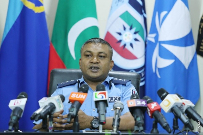 އޭޕްރިލް 14، 2015: ފުލުހުން ގެންގުޅޭ ކުއްތާތައް، ފުލުހުން ގެންގުޅޭ ކުއްތާތައް، "ފާރަ ގެމަ"، ބޭނުންކޮށްގެން ތަހުގީގުތައް ކުރުމުގައި އެއްބާރުލުން ދިނުމާ ބެހޭ އެއްބަސްވުމެއްގައި، ކަސްޓަމްސް، އިމިގްރޭޝަން، އެމްޕީއެލް އަދި އެމްއޭސީއެލް އާ އެކު ސޮއި ކުރުމަށް މިއަދު ބޭއްވި ރަސްމިއްޔާތުގެ ތެރެއިން &ndash; ސަންފޮޓޯ/ ފަޔާޒު މޫސާ