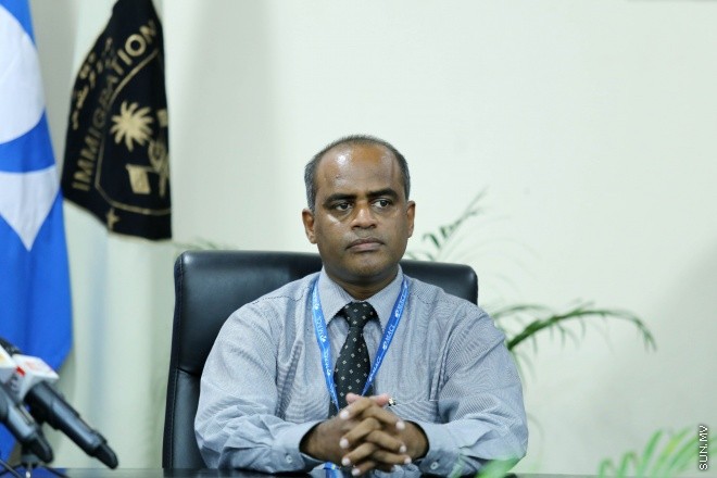 އޭޕްރިލް 14، 2015: ފުލުހުން ގެންގުޅޭ ކުއްތާތައް، ފުލުހުން ގެންގުޅޭ ކުއްތާތައް، "ފާރަ ގެމަ"، ބޭނުންކޮށްގެން ތަހުގީގުތައް ކުރުމުގައި އެއްބާރުލުން ދިނުމާ ބެހޭ އެއްބަސްވުމެއްގައި، ކަސްޓަމްސް، އިމިގްރޭޝަން، އެމްޕީއެލް އަދި އެމްއޭސީއެލް އާ އެކު ސޮއި ކުރުމަށް މިއަދު ބޭއްވި ރަސްމިއްޔާތުގެ ތެރެއިން &ndash; ސަންފޮޓޯ/ ފަޔާޒު މޫސާ