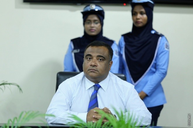 އޭޕްރިލް 14، 2015: ފުލުހުން ގެންގުޅޭ ކުއްތާތައް، ފުލުހުން ގެންގުޅޭ ކުއްތާތައް، "ފާރަ ގެމަ"، ބޭނުންކޮށްގެން ތަހުގީގުތައް ކުރުމުގައި އެއްބާރުލުން ދިނުމާ ބެހޭ އެއްބަސްވުމެއްގައި، ކަސްޓަމްސް، އިމިގްރޭޝަން، އެމްޕީއެލް އަދި އެމްއޭސީއެލް އާ އެކު ސޮއި ކުރުމަށް މިއަދު ބޭއްވި ރަސްމިއްޔާތުގެ ތެރެއިން &ndash; ސަންފޮޓޯ/ ފަޔާޒު މޫސާ