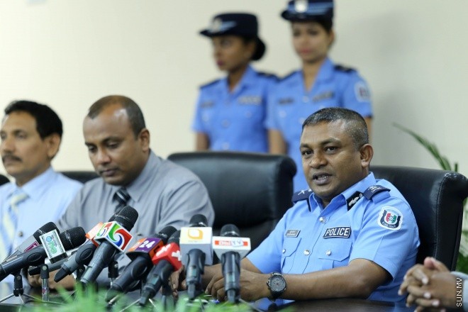 އޭޕްރިލް 14، 2015: ފުލުހުން ގެންގުޅޭ ކުއްތާތައް، ފުލުހުން ގެންގުޅޭ ކުއްތާތައް، "ފާރަ ގެމަ"، ބޭނުންކޮށްގެން ތަހުގީގުތައް ކުރުމުގައި އެއްބާރުލުން ދިނުމާ ބެހޭ އެއްބަސްވުމެއްގައި، ކަސްޓަމްސް، އިމިގްރޭޝަން، އެމްޕީއެލް އަދި އެމްއޭސީއެލް އާ އެކު ސޮއި ކުރުމަށް މިއަދު ބޭއްވި ރަސްމިއްޔާތުގެ ތެރެއިން &ndash; ސަންފޮޓޯ/ ފަޔާޒު މޫސާ