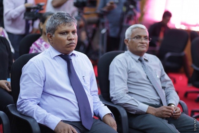 އޭޕްރީލް 16، 2015: ދަނޑުވެރި ކަމާއި ކުދި ވިޔަފާރިތައް ކުރުމަށް އާންމުނަށް އެހީތެރިކަން ފޯރުކޮށްދިނުމުގެ ގޮތުން މޯލްޑިވްސް ނޭޝަނަލް ޔުނިވާސިޓީ (އެމްއެންޔޫ) އާއި އައްޑޫ ސިޓީ ކައުންސިލާ ދެމެދެ އެއްބަސްވުމެއްގައި ސޮއިކުރުމަށް ބޭއްވުނު ރަސްމިއްޔާތުގެ ތެރެެއިން -- ސަން ފޮޓޯ/ ފަޔާޒު މޫސާ