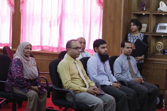 އޭޕްރީލް 16، 2015: ދަނޑުވެރި ކަމާއި ކުދި ވިޔަފާރިތައް ކުރުމަށް އާންމުނަށް އެހީތެރިކަން ފޯރުކޮށްދިނުމުގެ ގޮތުން މޯލްޑިވްސް ނޭޝަނަލް ޔުނިވާސިޓީ (އެމްއެންޔޫ) އާއި އައްޑޫ ސިޓީ ކައުންސިލާ ދެމެދެ އެއްބަސްވުމެއްގައި ސޮއިކުރުމަށް ބޭއްވުނު ރަސްމިއްޔާތުގެ ތެރެެއިން -- ސަން ފޮޓޯ/ ފަޔާޒު މޫސާ