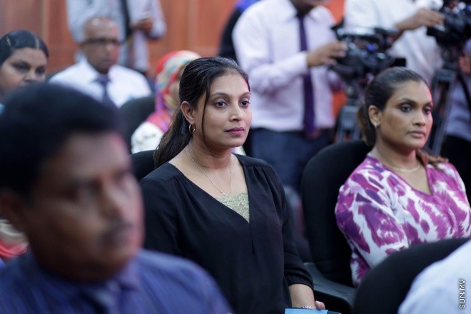 އޭޕްރީލް 16، 2015: ދަނޑުވެރި ކަމާއި ކުދި ވިޔަފާރިތައް ކުރުމަށް އާންމުނަށް އެހީތެރިކަން ފޯރުކޮށްދިނުމުގެ ގޮތުން މޯލްޑިވްސް ނޭޝަނަލް ޔުނިވާސިޓީ (އެމްއެންޔޫ) އާއި އައްޑޫ ސިޓީ ކައުންސިލާ ދެމެދެ އެއްބަސްވުމެއްގައި ސޮއިކުރުމަށް ބޭއްވުނު ރަސްމިއްޔާތުގެ ތެރެެއިން -- ސަން ފޮޓޯ/ ފަޔާޒު މޫސާ