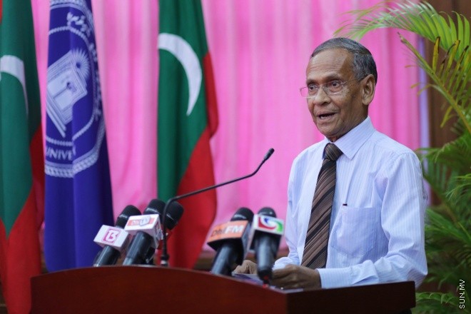 އޭޕްރީލް 16، 2015: ދަނޑުވެރި ކަމާއި ކުދި ވިޔަފާރިތައް ކުރުމަށް އާންމުނަށް އެހީތެރިކަން ފޯރުކޮށްދިނުމުގެ ގޮތުން މޯލްޑިވްސް ނޭޝަނަލް ޔުނިވާސިޓީ (އެމްއެންޔޫ) އާއި އައްޑޫ ސިޓީ ކައުންސިލާ ދެމެދެ އެއްބަސްވުމެއްގައި ސޮއިކުރުމަށް ބޭއްވުނު ރަސްމިއްޔާތުގެ ތެރެެއިން -- ސަން ފޮޓޯ/ ފަޔާޒު މޫސާ