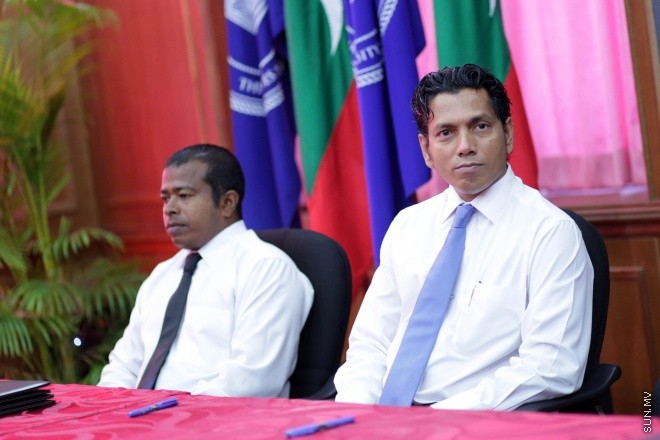 އޭޕްރީލް 16، 2015: ދަނޑުވެރި ކަމާއި ކުދި ވިޔަފާރިތައް ކުރުމަށް އާންމުނަށް އެހީތެރިކަން ފޯރުކޮށްދިނުމުގެ ގޮތުން މޯލްޑިވްސް ނޭޝަނަލް ޔުނިވާސިޓީ (އެމްއެންޔޫ) އާއި އައްޑޫ ސިޓީ ކައުންސިލާ ދެމެދެ އެއްބަސްވުމެއްގައި ސޮއިކުރުމަށް ބޭއްވުނު ރަސްމިއްޔާތުގެ ތެރެެއިން -- ސަން ފޮޓޯ/ ފަޔާޒު މޫސާ