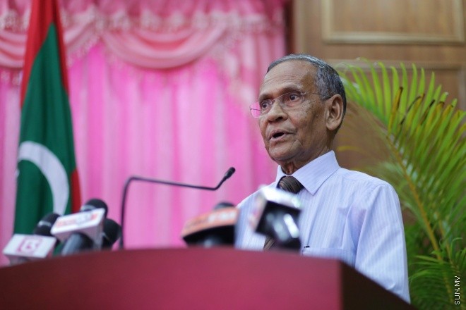 އޭޕްރީލް 16، 2015: ދަނޑުވެރި ކަމާއި ކުދި ވިޔަފާރިތައް ކުރުމަށް އާންމުނަށް އެހީތެރިކަން ފޯރުކޮށްދިނުމުގެ ގޮތުން މޯލްޑިވްސް ނޭޝަނަލް ޔުނިވާސިޓީ (އެމްއެންޔޫ) އާއި އައްޑޫ ސިޓީ ކައުންސިލާ ދެމެދެ އެއްބަސްވުމެއްގައި ސޮއިކުރުމަށް ބޭއްވުނު ރަސްމިއްޔާތުގެ ތެރެެއިން -- ސަން ފޮޓޯ/ ފަޔާޒު މޫސާ