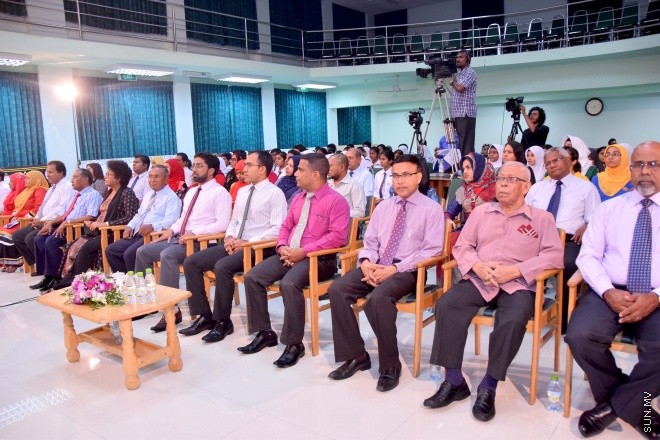 އޭޕްރިލް 16، 2015: ދިވެހި ބަހުގެ ދުވަސް ފާހަގަ ކުރުމަށް ބޭއްވި ރަސްމީ ޖަލްސާގެ ތެރެއިން &ndash; ސަންފޮޓޯ/ އަލީ ނަސީރު