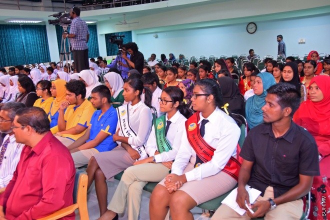 އޭޕްރިލް 16، 2015: ދިވެހި ބަހުގެ ދުވަސް ފާހަގަ ކުރުމަށް ބޭއްވި ރަސްމީ ޖަލްސާގެ ތެރެއިން &ndash; ސަންފޮޓޯ/ އަލީ ނަސީރު