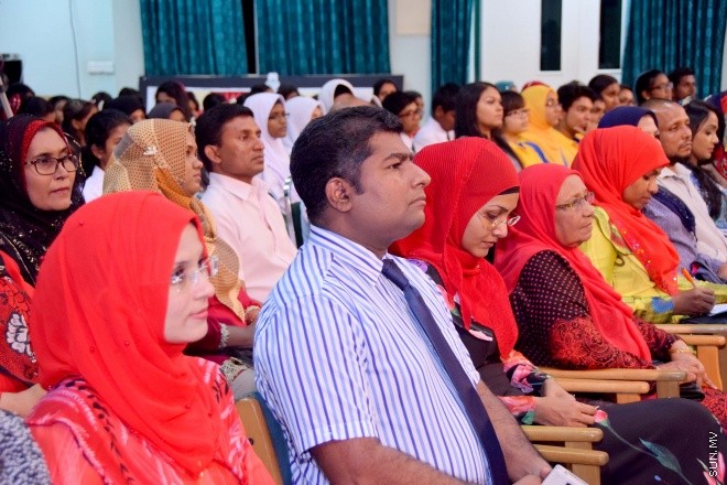 އޭޕްރިލް 16، 2015: ދިވެހި ބަހުގެ ދުވަސް ފާހަގަ ކުރުމަށް ބޭއްވި ރަސްމީ ޖަލްސާގެ ތެރެއިން &ndash; ސަންފޮޓޯ/ އަލީ ނަސީރު