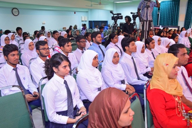 އޭޕްރިލް 16، 2015: ދިވެހި ބަހުގެ ދުވަސް ފާހަގަ ކުރުމަށް ބޭއްވި ރަސްމީ ޖަލްސާގެ ތެރެއިން &ndash; ސަންފޮޓޯ/ އަލީ ނަސީރު