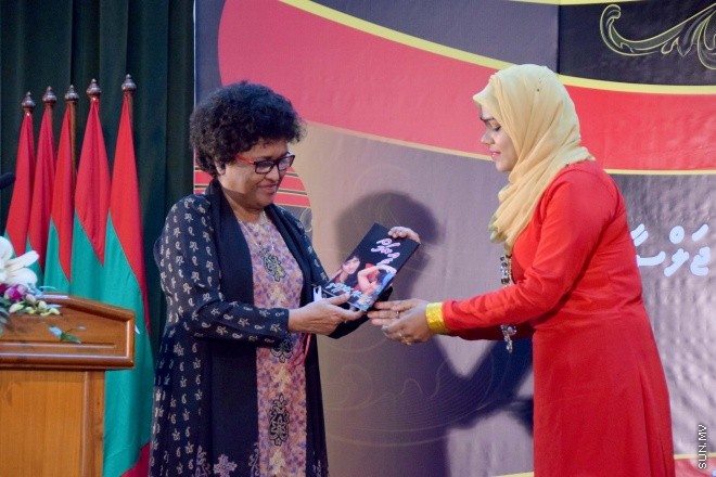 އޭޕްރިލް 16، 2015: ދިވެހި ބަހުގެ ދުވަސް ފާހަގަ ކުރުމަށް ބޭއްވި ރަސްމީ ޖަލްސާގެ ތެރެއިން &ndash; ސަންފޮޓޯ/ އަލީ ނަސީރު