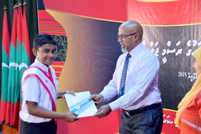 އޭޕްރިލް 16، 2015: ދިވެހި ބަހުގެ ދުވަސް ފާހަގަ ކުރުމަށް ބޭއްވި ރަސްމީ ޖަލްސާގެ ތެރެއިން &ndash; ސަންފޮޓޯ/ އަލީ ނަސީރު