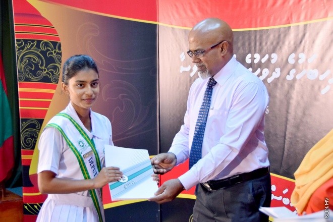 އޭޕްރިލް 16، 2015: ދިވެހި ބަހުގެ ދުވަސް ފާހަގަ ކުރުމަށް ބޭއްވި ރަސްމީ ޖަލްސާގެ ތެރެއިން &ndash; ސަންފޮޓޯ/ އަލީ ނަސީރު